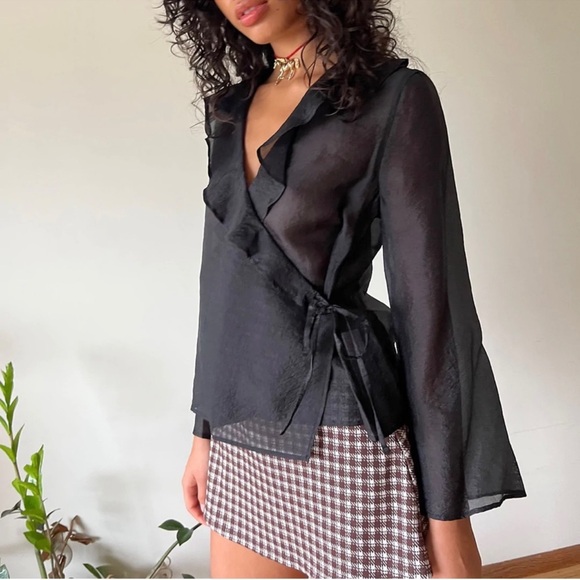 ✨ Lisa Says Gah Tilda Ruffle Wrap Top ✨ - Picture 4 of 8